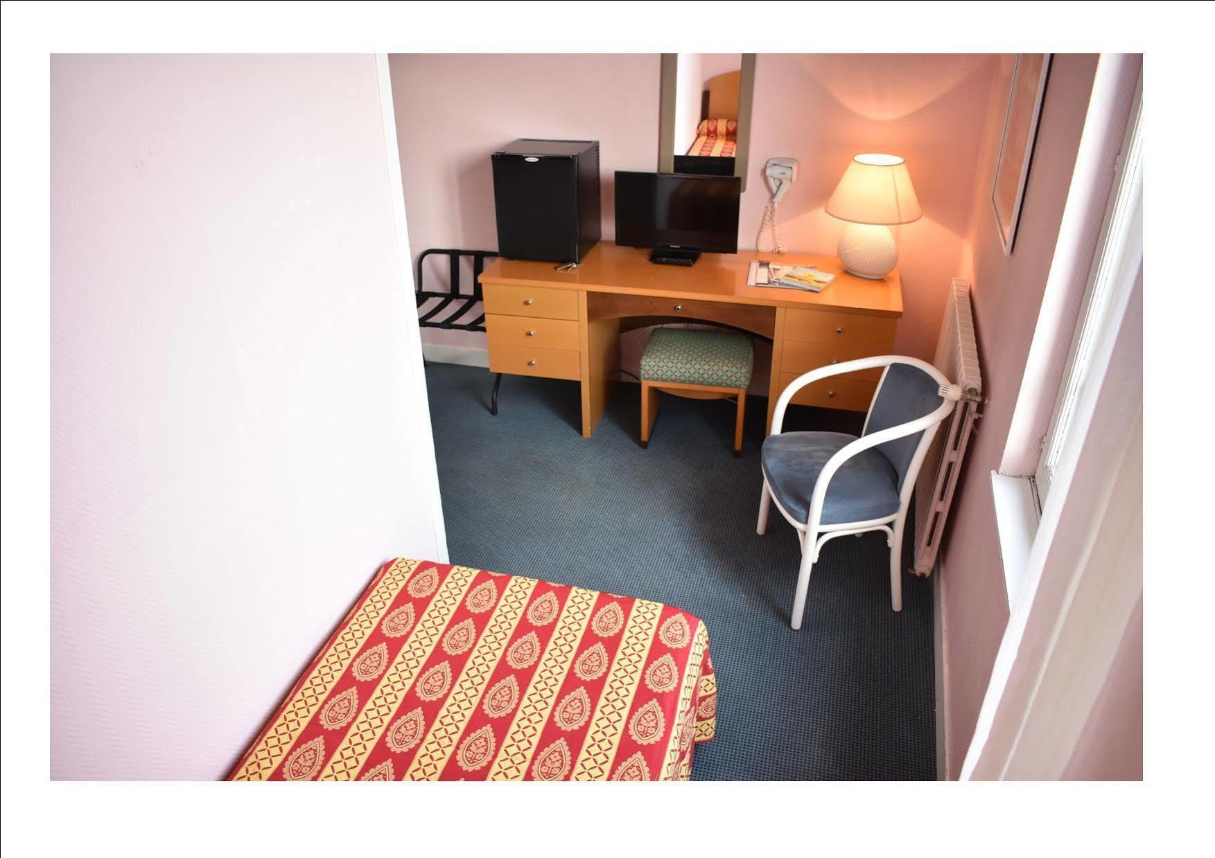 Logis Hotel Saint-Roch Pleumartin Ngoại thất bức ảnh
