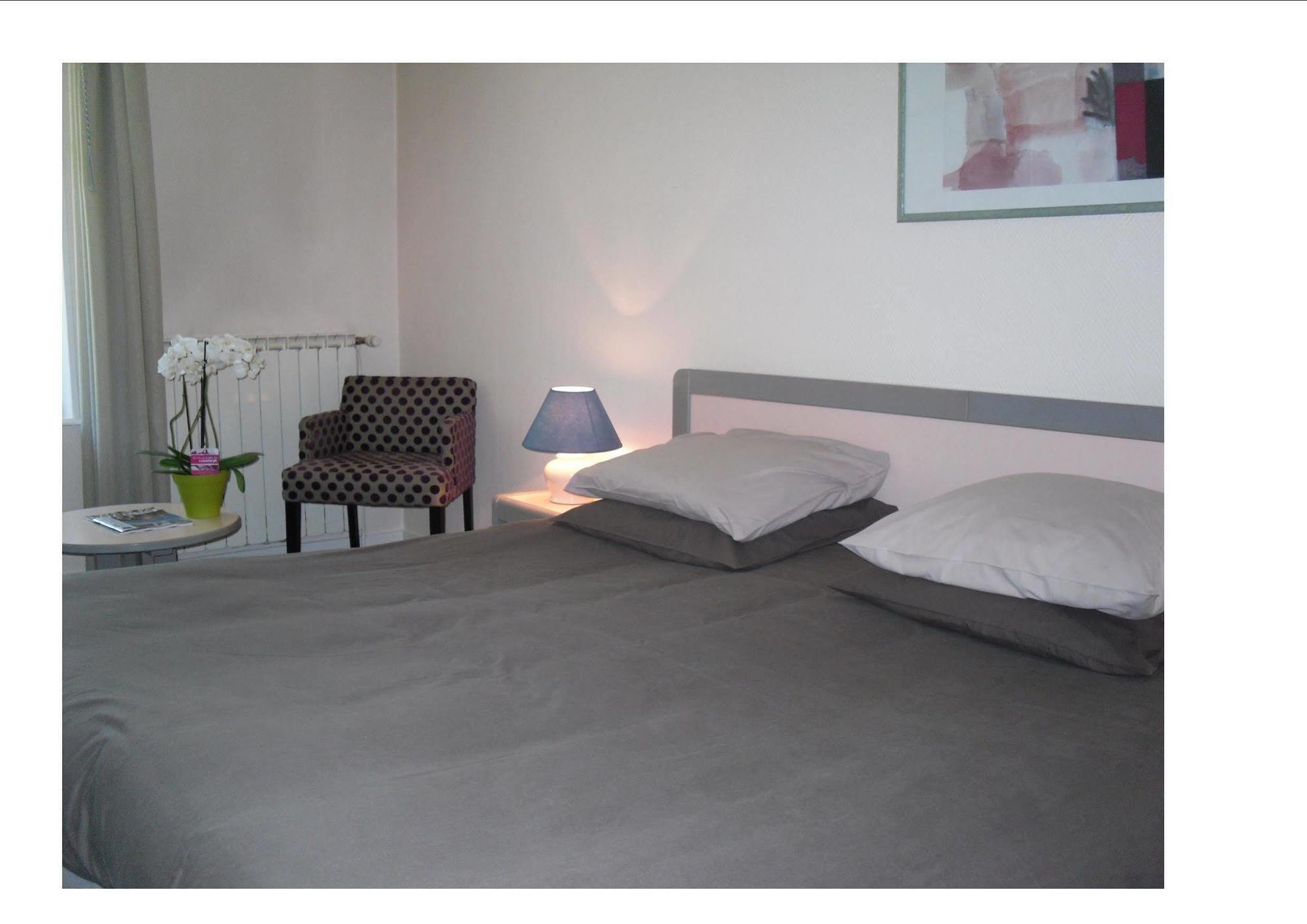 Logis Hotel Saint-Roch Pleumartin Ngoại thất bức ảnh