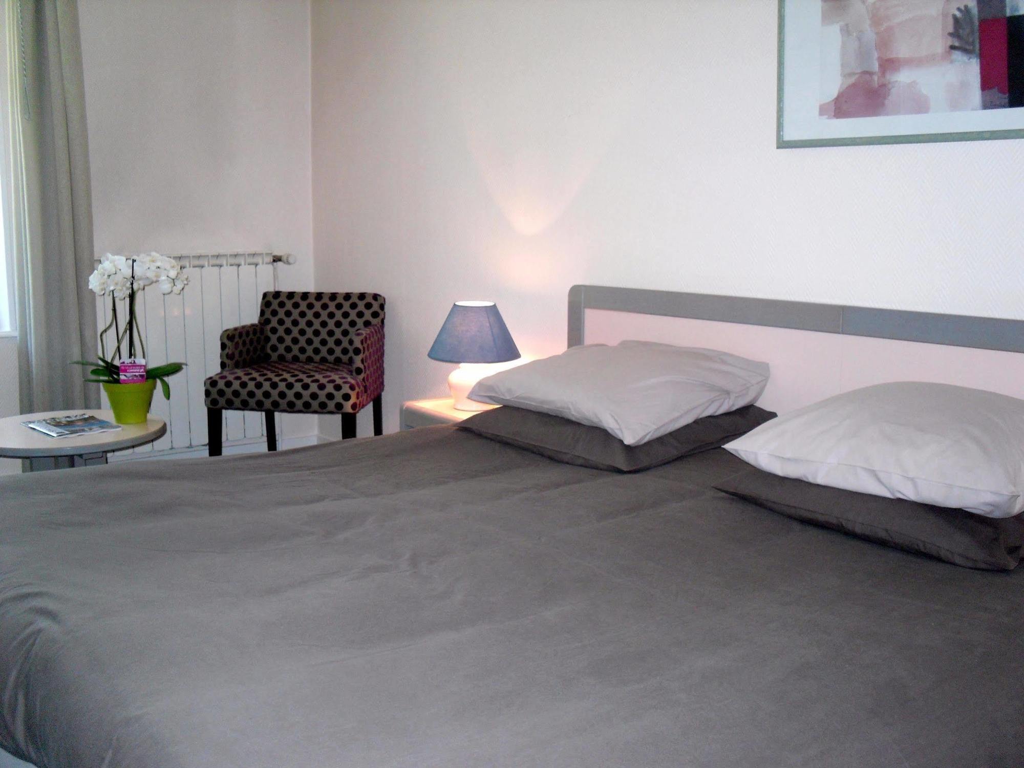 Logis Hotel Saint-Roch Pleumartin Ngoại thất bức ảnh